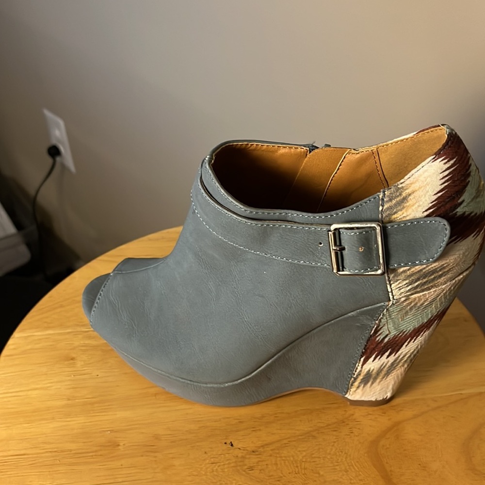 Qupid belted light blue wedges